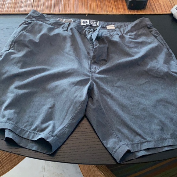 Men’s size 40 charcoal gray walking shorts - Picture 1 of 3